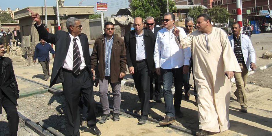 وزير النقل يتفقد مدخل مدينة أبوتيج للوقوف على إمكانية إنشاء كوبري علوي (صور)