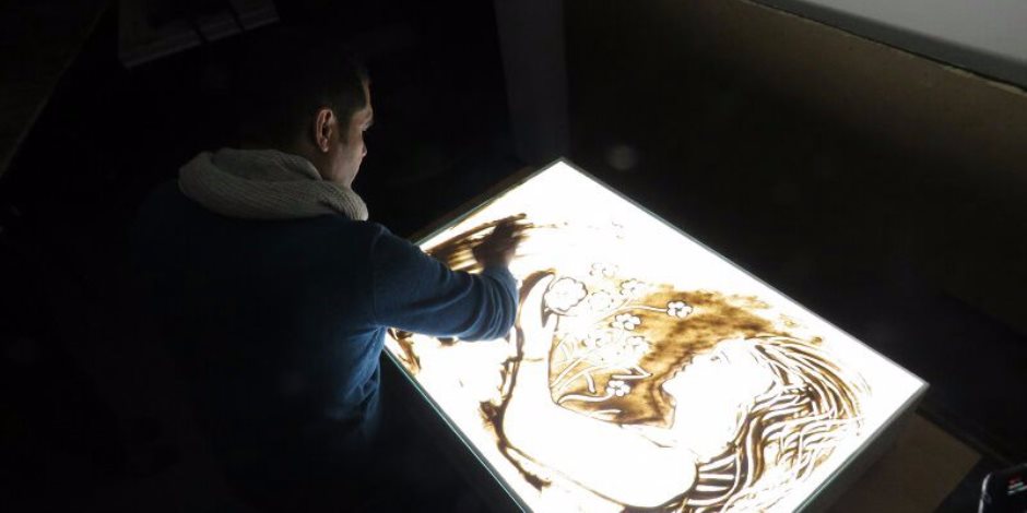 رسام الرمال السكندري: يمكن استخدام الرسم في العلاج النفسي.. واحلم بتدريسه بكلية الفنون الجميلة ( صور وفيديو )
