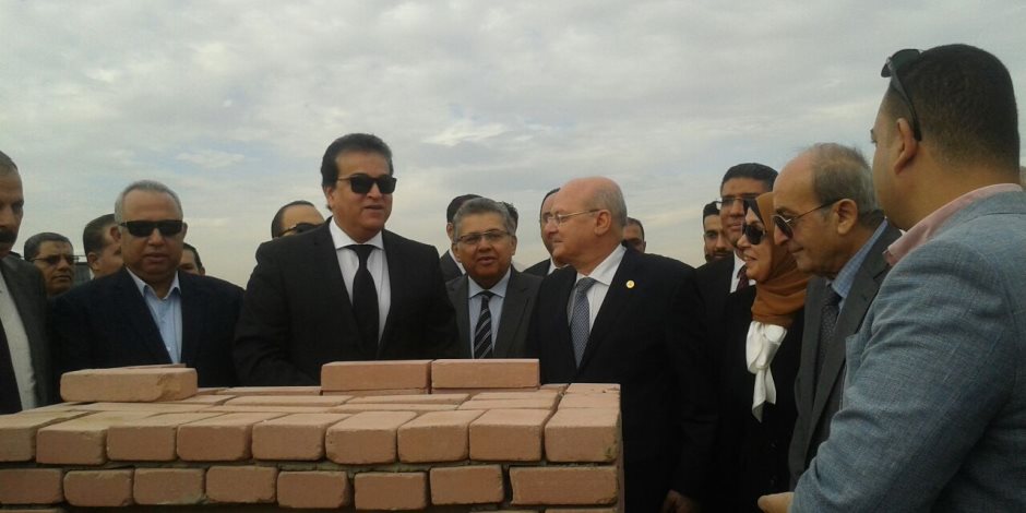 أراوح الشهداء تطوق وزير التعليم أثناء وضع حجر أساس جامعة الزقازيق (صور)