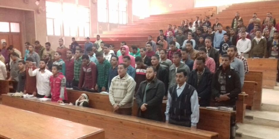 طلاب جامعة الأزهر بأسيوط يقفون دقيقة حداد على شهداء "مسجد الروضة" 