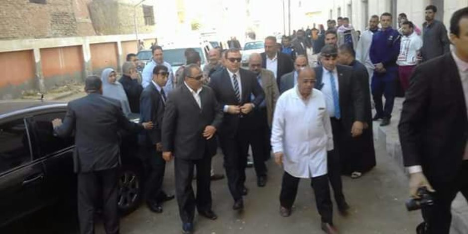 وزير القوى العاملة يزور إمام مسجد الروضة المحتجز بمستشفى الحسينية (صور)
