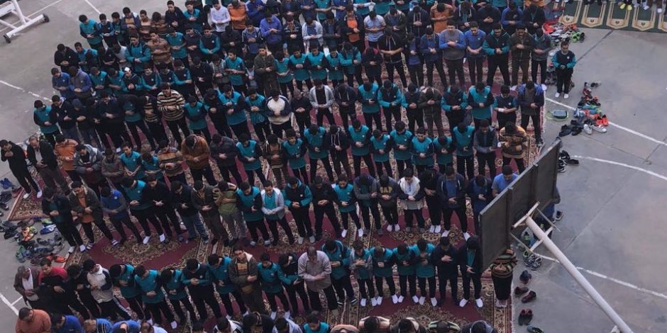 صلاة الغائب في مدارس القاهرة على أروح شهداء مسجد الروضة (صور) 