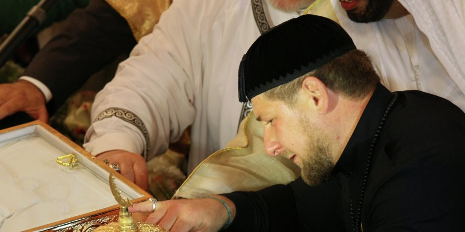 يحتفظ بخصلة من شعر النبي.. 10 معلومات عن رئيس الشيشان رمضان قاديروف