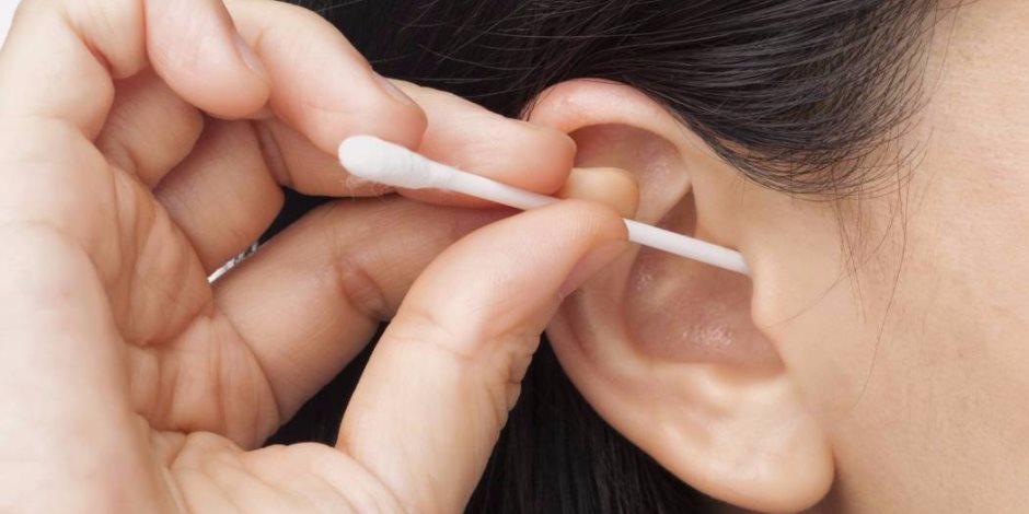 دراسة تحذر من ضرر تنظيف الأذن ببراعم القطن.. تصيب قناة الأذن وتقلل كفاءة السمع