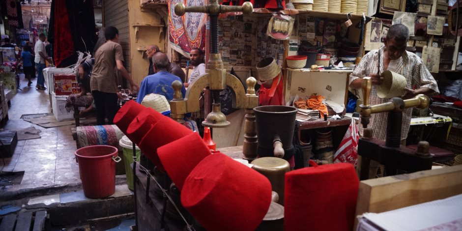 يمر بـ17 مرحلة.. "صوت الأمة" في أقدم محل لصناعة الطرابيش