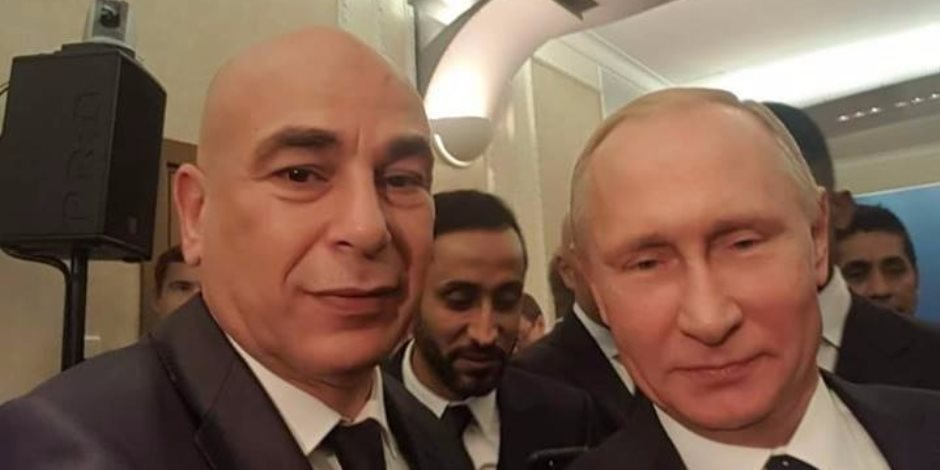 حسام حسن يلتقط سيلفي مع بوتين في قرعة كأس العالم 