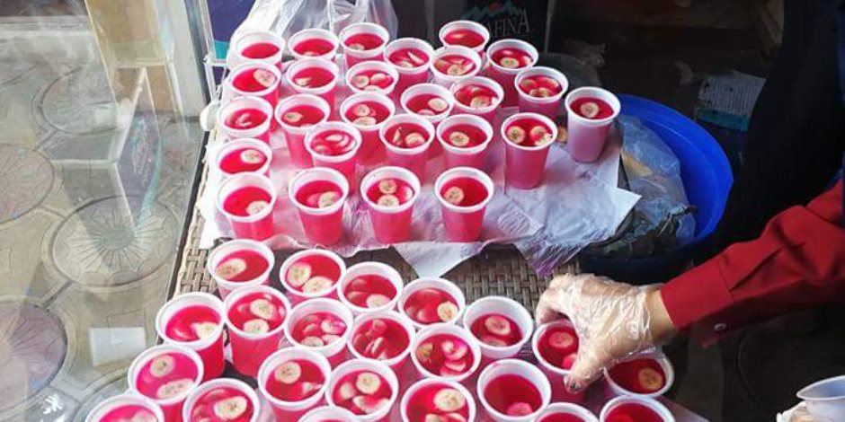 "صوت كفر الدوار" يشارك الأهالي باحتفالات المولد النبوى بتوزيع الحلوى (صور)