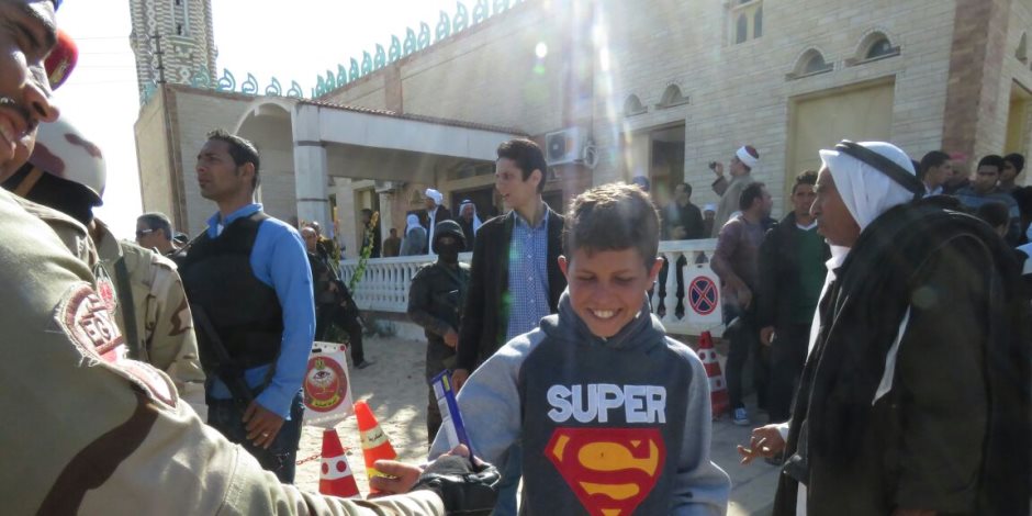 قوات الجيش توزع "الشيكولاته" على الأطفال المصلين بمسجد الروضة