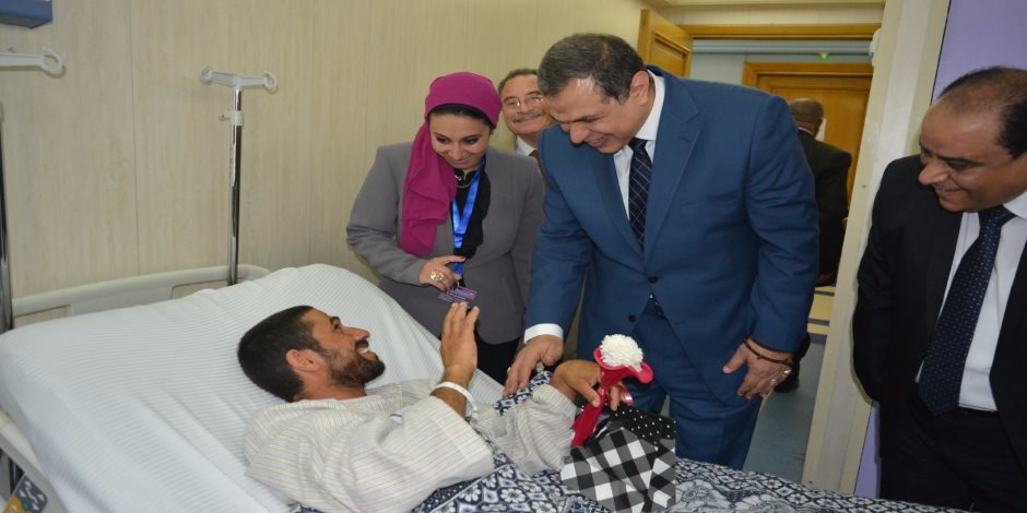 وزير القوى العاملة يزور مصابي الإرهاب بحادث "الروضة" (صور)