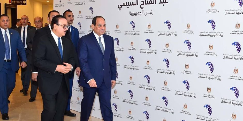 وزير الاتصالات يهدي الرئيس السيسي أول هاتف محمول صنع في مصر