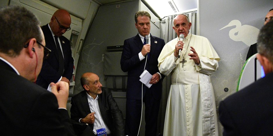 البابا فرنسيس يتحدث عن مأساة الروهينجا على متن الطائرة (صور)