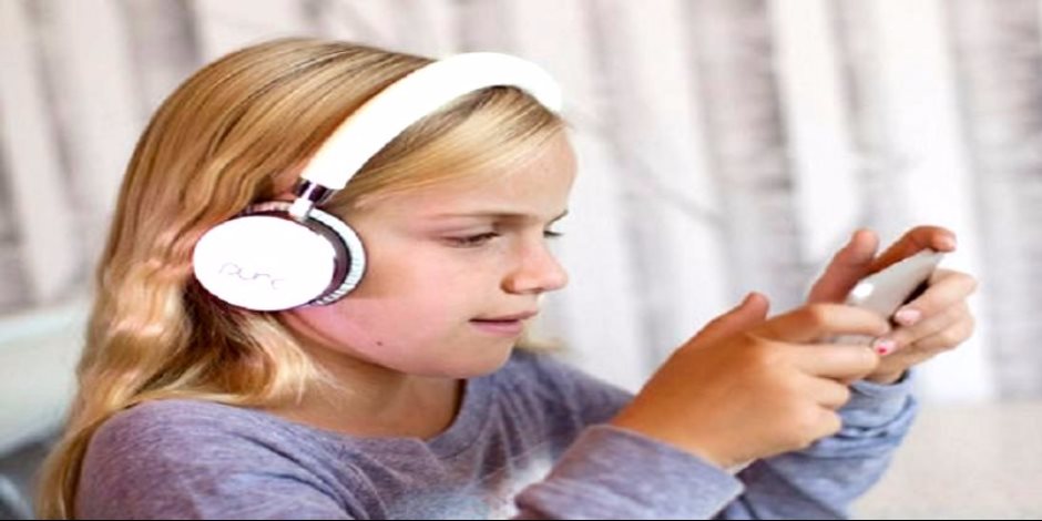تعرفى على الآثار السلبية لاستخدام طفلك لسماعات الأذن