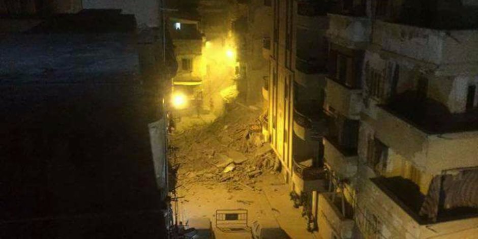 "كلاكيت تاني مرة".. انهيار عقار بحي الجمرك في الإسكندرية (صور)