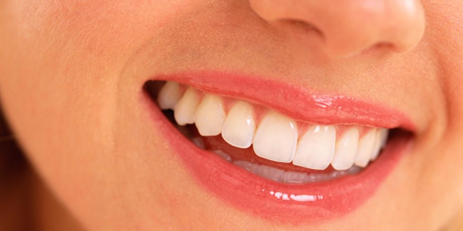 4 أطعمة قادرة على تبيض اسنانك والحفاظ على صحتها