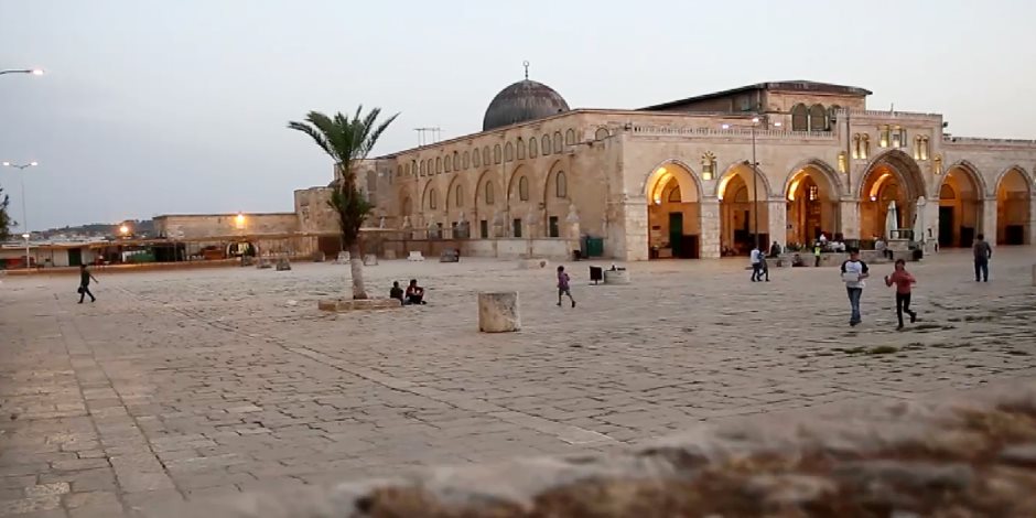 مستوطنون يهود يقتحمون المسجد الأقصى للاحتفال بعيد نزول التوراة