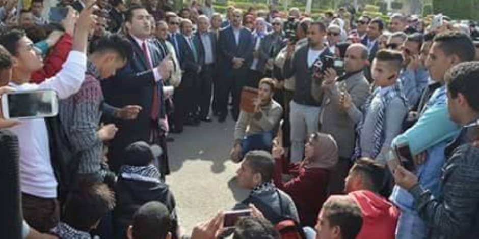 رئيس جامعة الفيوم يشارك الطلاب وقفتهم الاحتجاجية تضامنا مع القدس