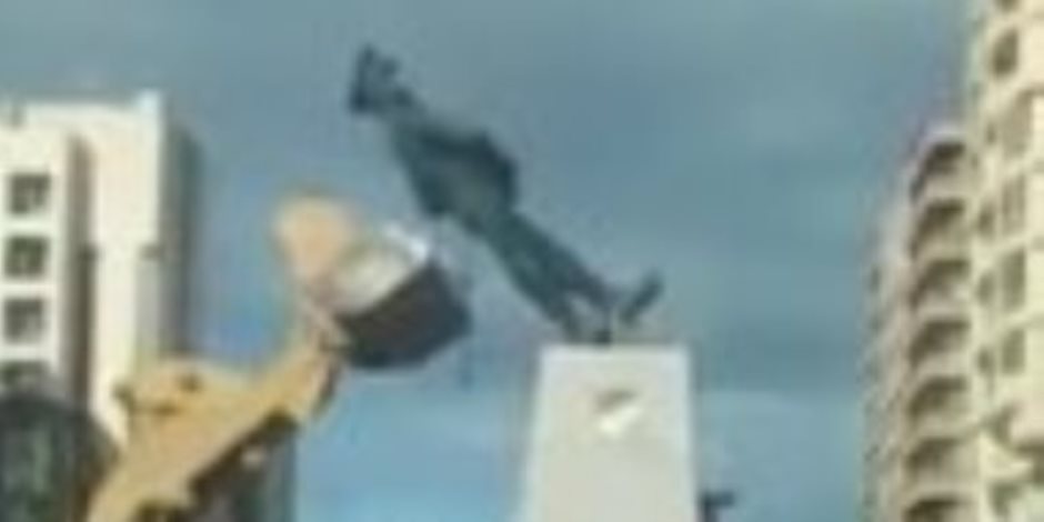 تمثال عبدالمنعم رياض يهدد محافظ بورسعيد 