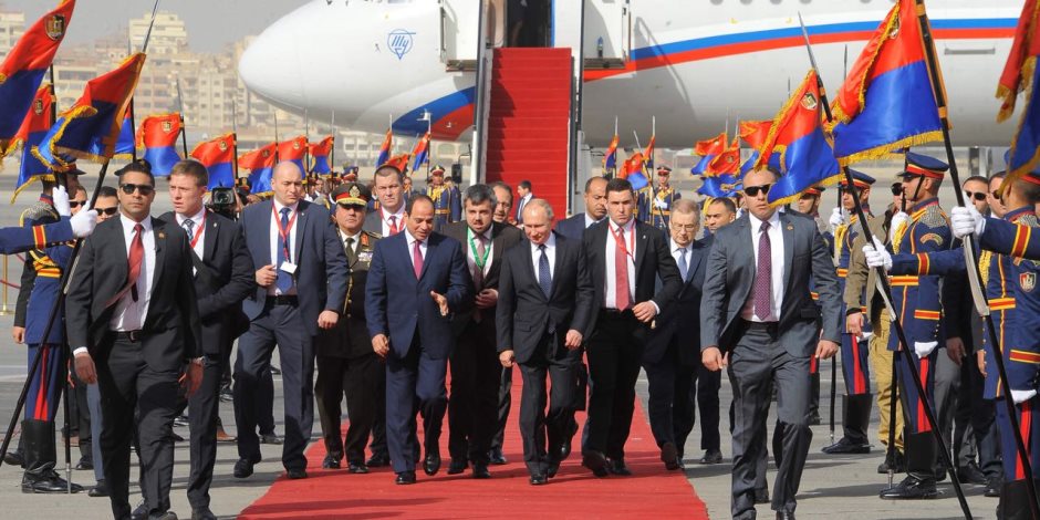 الوفد المرافق للرئيس الروسي يغادر مطار القاهرة