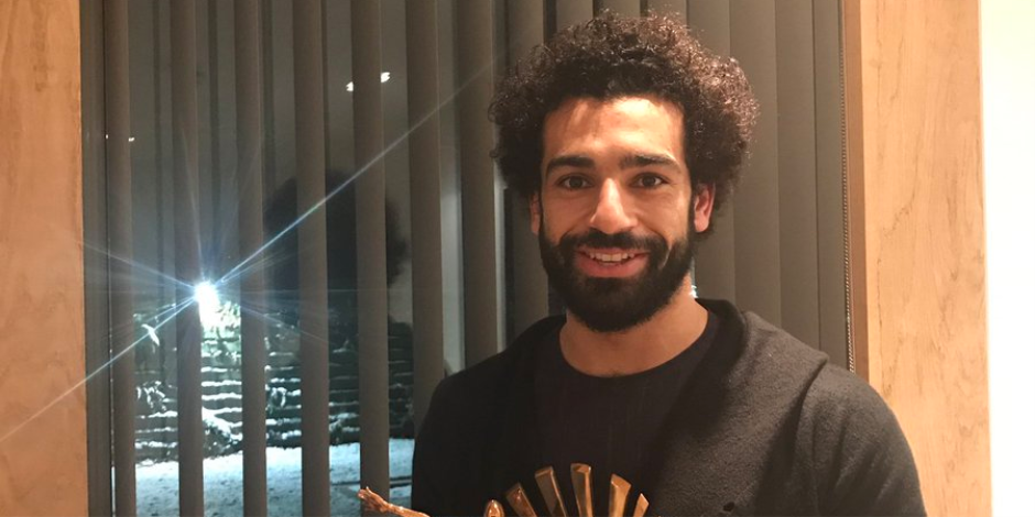 محمد صلاح يهدي أطفال قريته 150 تيشرت لفريق ليفربول