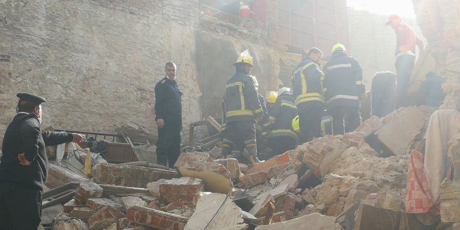 انهيار منزل من طابقين غرب الأقصر يتسسب في مصرع سيدة وطالبة وإصابة 2 آخرين