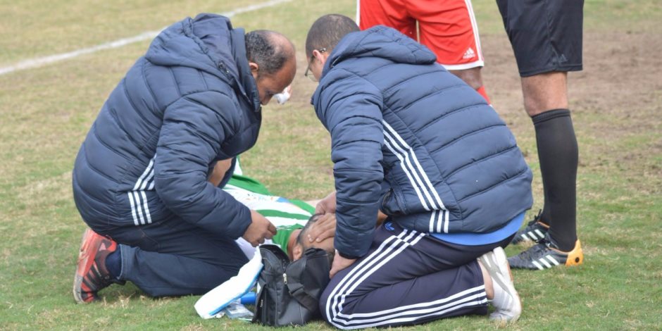 طبيب يجري جراحة عاجلة للاعب بلدية المحلة في الملعب ( صور )
