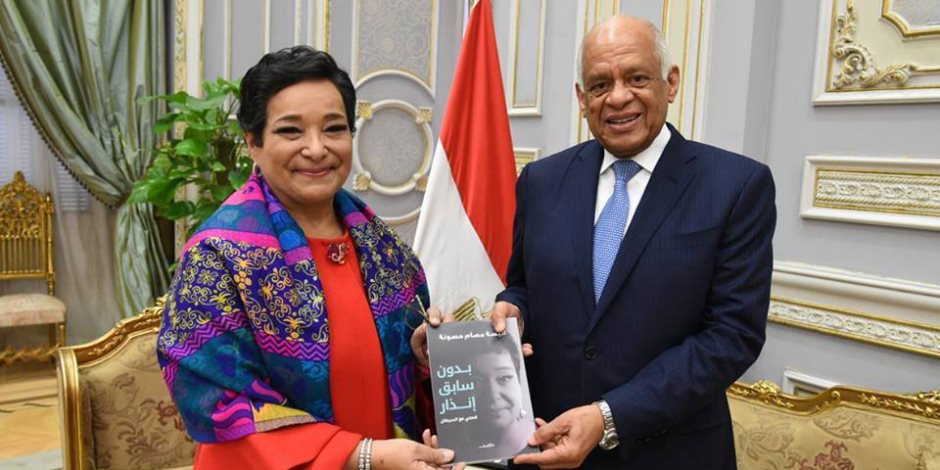 النائبة أنيسة حسونة تهدي نسخة من كتابها لرئيس مجلس النواب والأمين العام (صور)