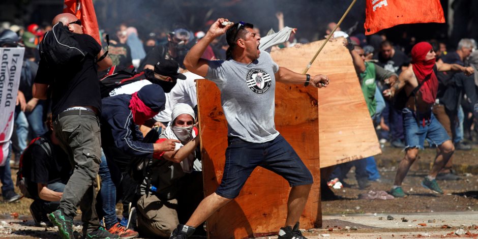 اشتباكات بمحيط البرلمان الأرجنتيني بين الشرطة ومحتجين على قانون المعاشات