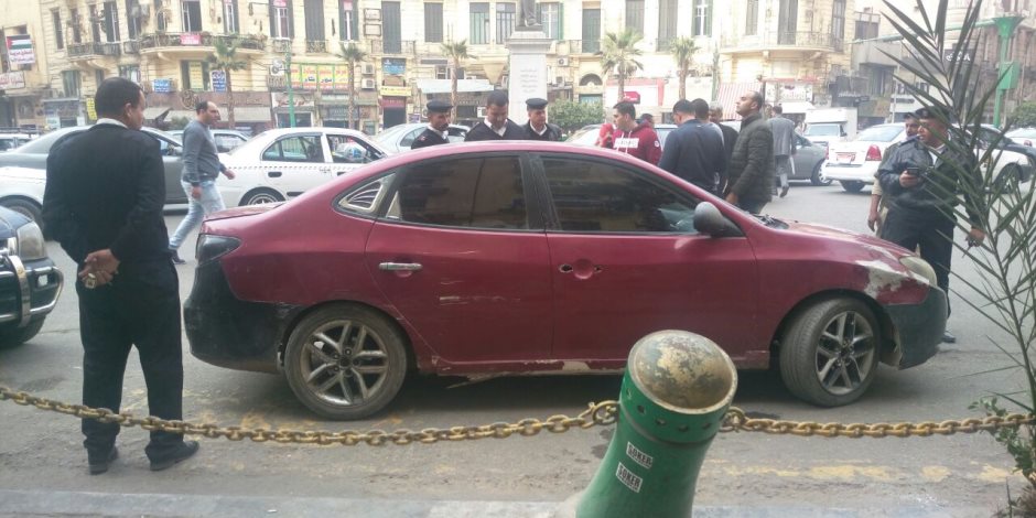 الأمن يشتبه في سيارة مطموسة الأرقام بميدان طلعت حرب