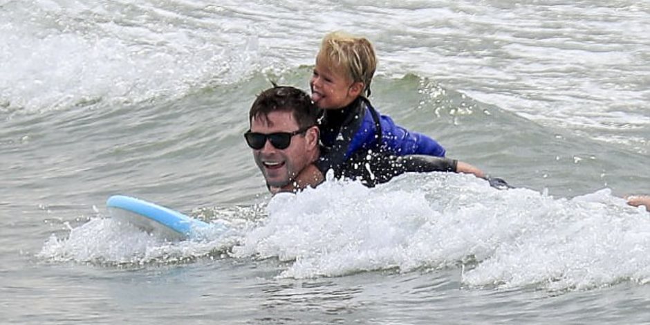 بصحبة زوجته.. كريس هيمسورث يتزلج على أمواج شاطئ خليج بايرون (صور وفيديو)
