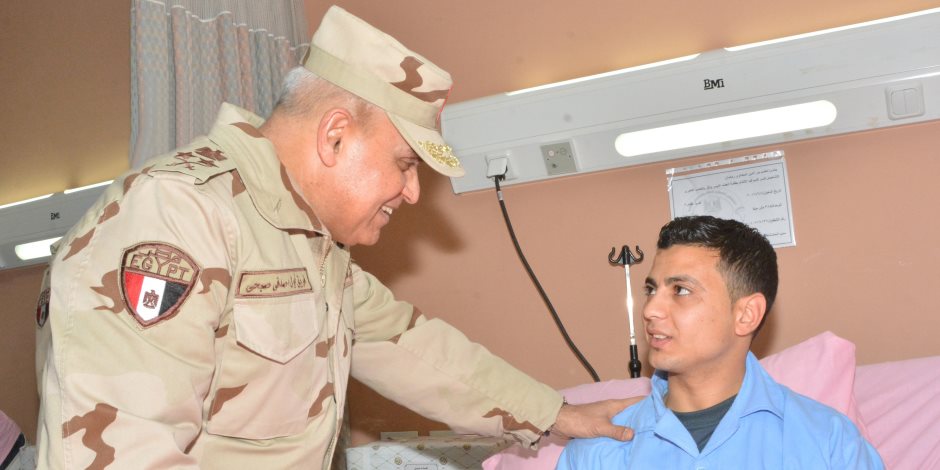 الفريق أول صدقي صبحي يزور المصابين من أبطال القوات المسلحة بالمستشفيات العسكرية