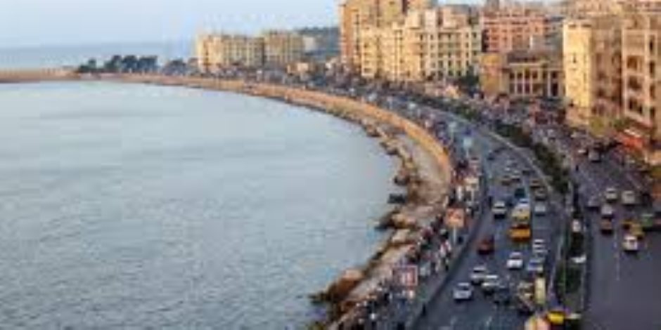 شواطئ الاسكندرية كاملة العدد.. هروب المواطنين من ارتفاع درجات الحرارة للاستمتاع بمياه البحر