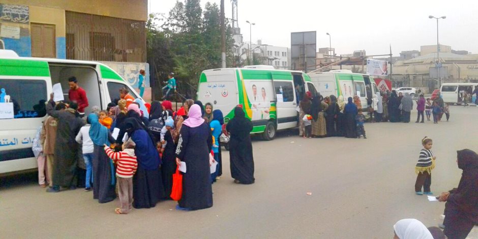 إقبال كبير من المواطنين على القافلة الطبية لحملة علشان تبنيها بالقاهرة (صور)