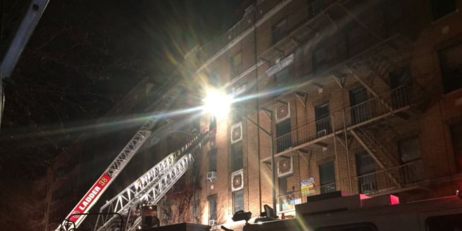 مصرع 12 وإصابة 15 فى حريق بطابق أحد المبانى السكنية بنيويورك الأمريكية " صور" 