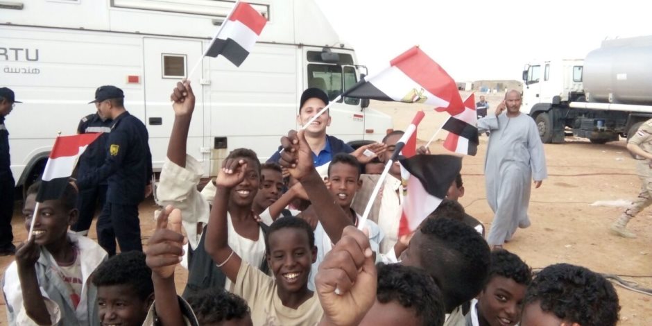 أعضاء "شباب بتحب مصر" يؤدون صلاة الجمعة بمحمية علبة الطبيعية بحلايب (صور)