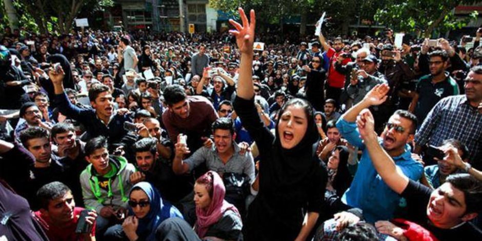 اشتباكات عنيفة في شوارع طهران والسلطات تغلق تطبيقي "انستجرام وتلجرام"