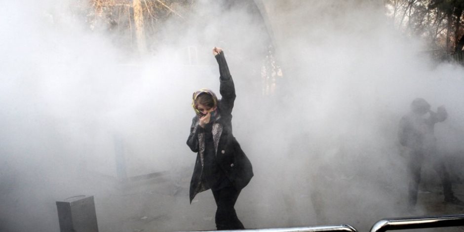 من قمع المظاهرات إلى التعذيب في السجون.. نظام الملالي يواجه الثورة الإيرانية والمعارضة تصعد
