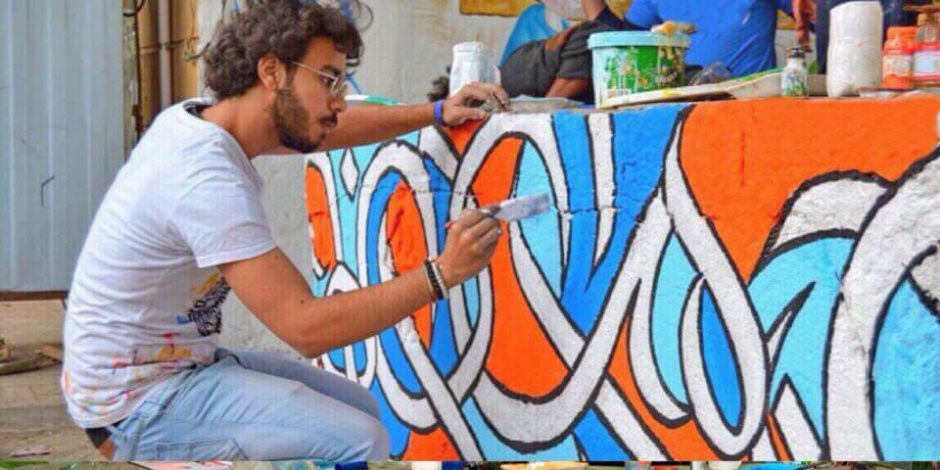 طالب ومبتكر وفنان .. أحمد جابر يزخرف ويبدع في الكتابة بخطوط الكالجرافي