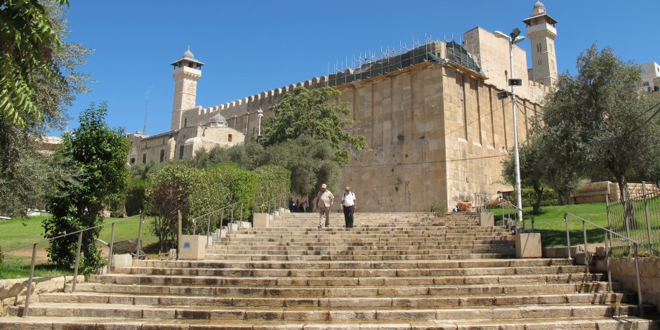 الأوقاف الفلسطينية: إسرائيل تغير سقف الحرم الإبراهيمى بـ"الكذب والتزوير"