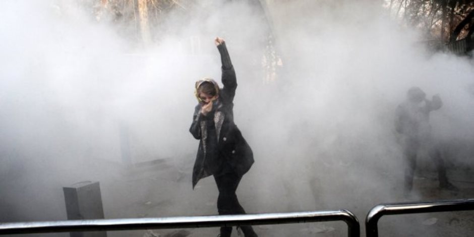 قوات الباسيج تستخدم القوة لتفريق المتظاهرين الإيرانيين وتعتقل النساء