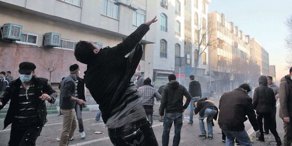 "الأطفال سلاح نظام الملالي لمواجهة المتظاهرين".. والمعارضة الإيرانية: يحاولون إيقاف الانتفاضة
