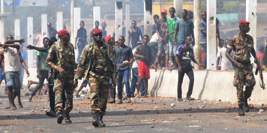"مرتزقة" حاولوا اغتيال الرئيس.. حقيقة الانقلاب العسكري في غينيا