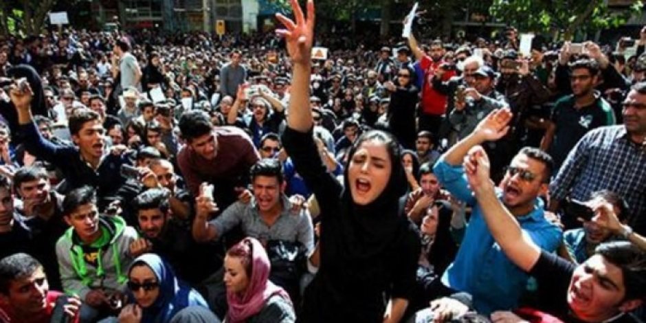 عمائم طهران تهرب من الغضب بتحايل سياسي.. هل تخمد قرارات روحاني ثورة الإيرانيين؟