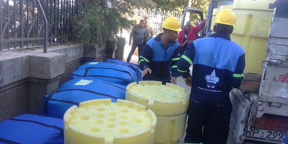 شركة مياه الأقصر تبدأ تركيب الحواجز لحصار البقع البترولية بنهر النيل (صور)     