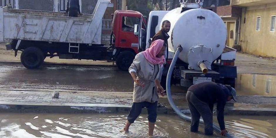 سحب مياه الأمطار من أحياء وشوارع مدينة بئر العبد (صور)