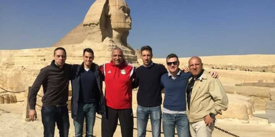 حكام مباراة القمة يغادرون القاهرة بعد التقاط الصور التذكارية في الأهرامات (صور)