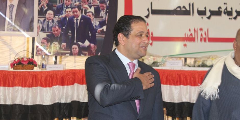 النائب علاء عابد يتوسط المواطنين أمام لجنة انتخابية في الصف بالجيزة (صور)