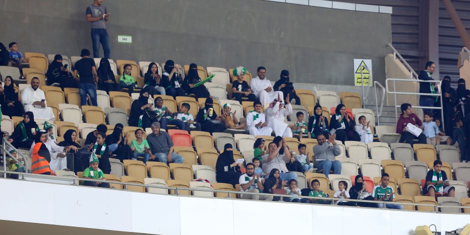 5 مشاهد من تواجد السيدات بالملاعب السعودية للمرة الأولى في تاريخ المملكة (صور)