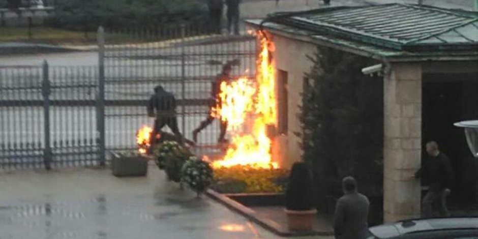 شاهد.. شاب يُشعل النار في نفسه بالقرب من البرلمان التركي