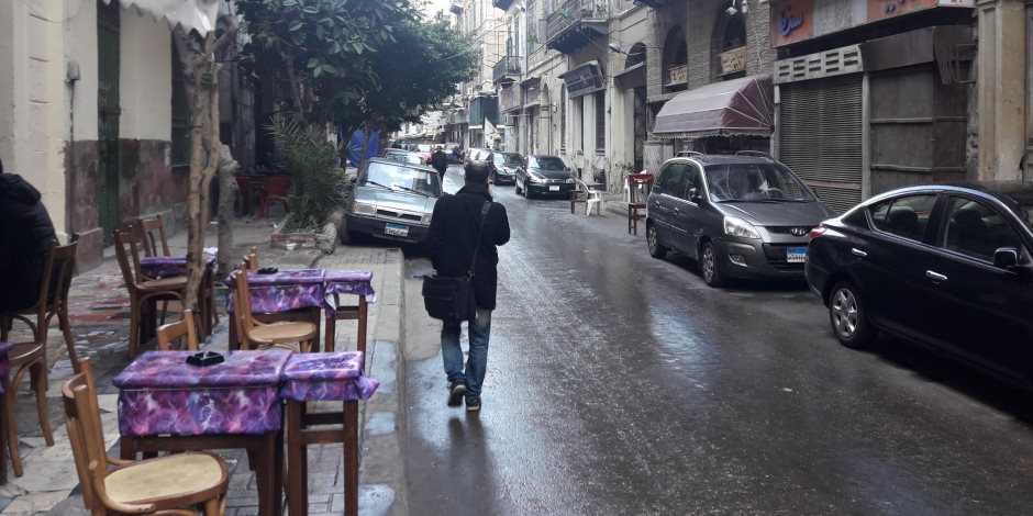"بره الشبابيك غيوم".. هدوء في شوارع الإسكندرية عقب سقوط الأمطار (صور)