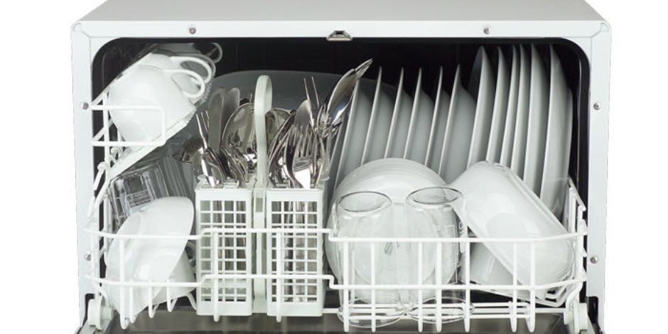 عدم فتح غسالة الأطباق حتى تبرد وتنظيف الإطار المطاطي لمنع انتشار البكتريا في المطبخ  